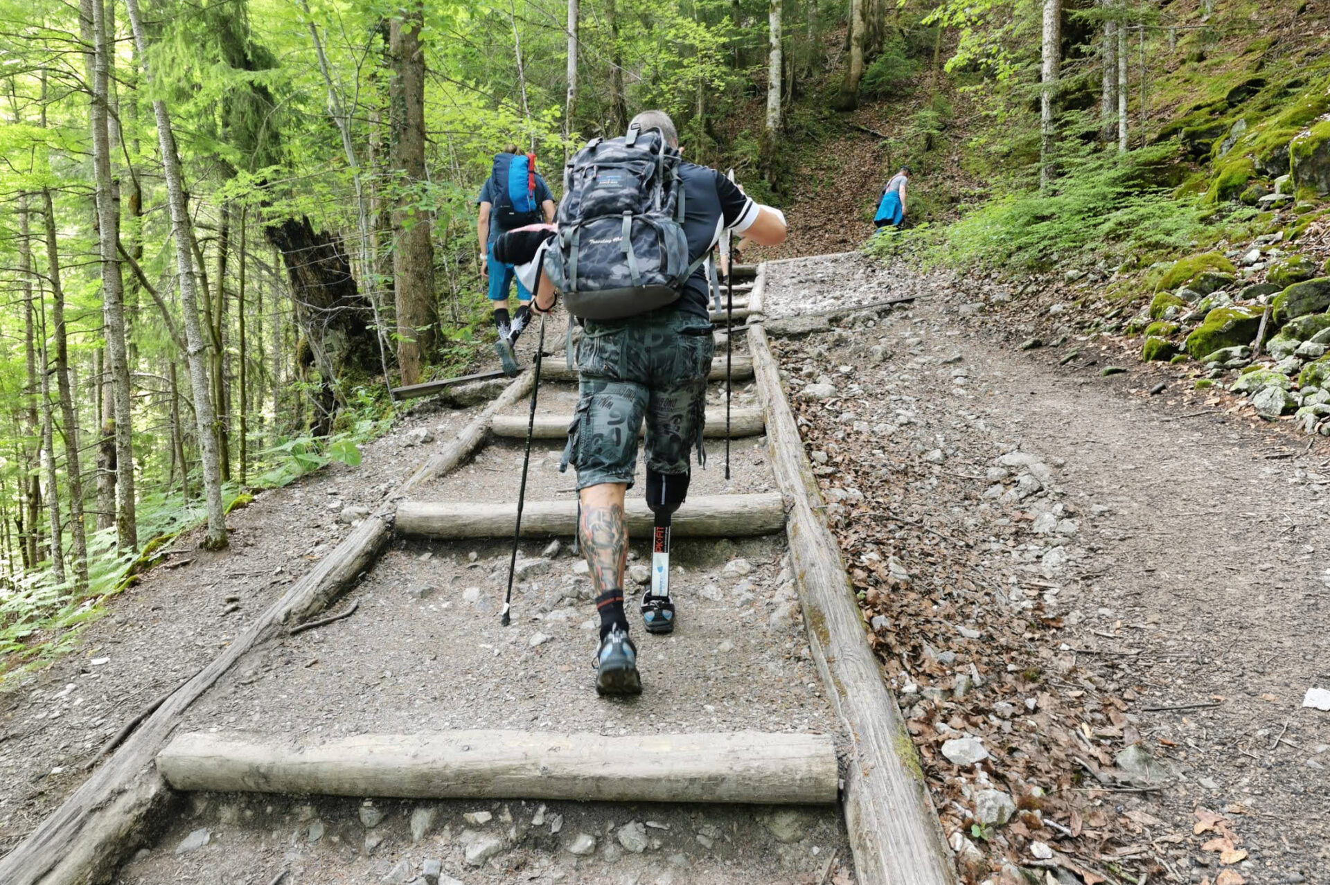 Wanderung auf einem Steig mit einer Beinprothese